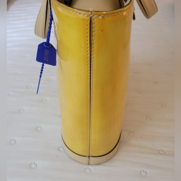 $2,000 FERRAGAMO LIMITED STRUCTURED TOTE - Picture 5 of 12